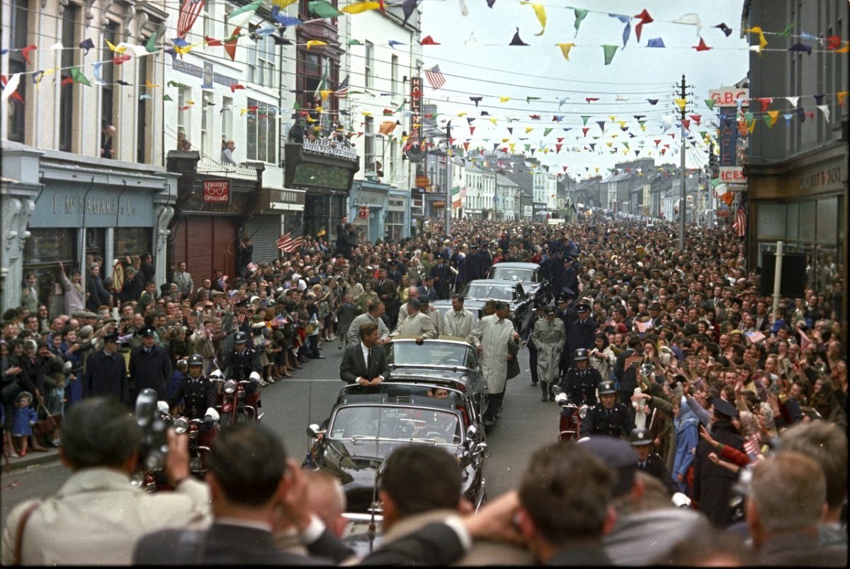 The motorcade through the main street